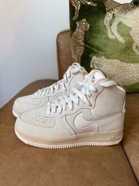 Suede High-Top Air Force 1’s WOMNS 5.5 sculpt sail sesame